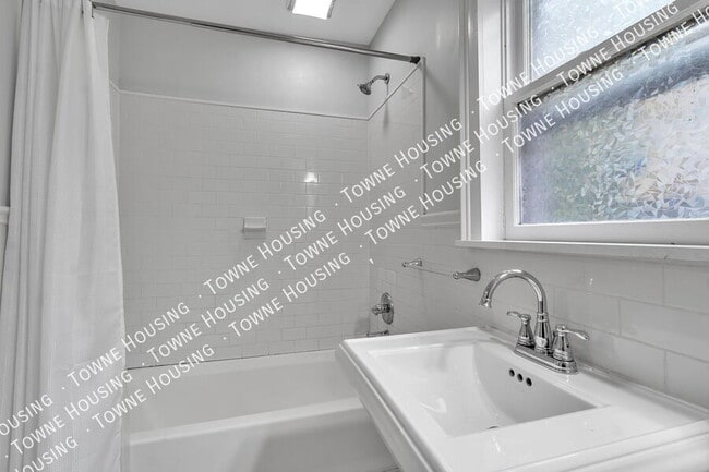 Building Photo - 105 Mariner St