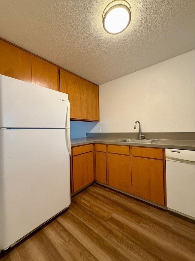 Building Photo - Updated Townhouse in the Heart of Garden Home~ New LVP Flooring~ Washer/Dryer Hook-Ups~ A/C~ Larg...