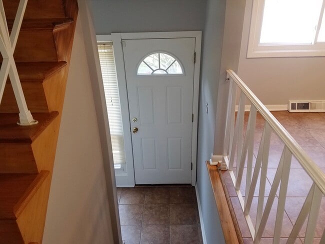 Building Photo - Cozy 3 bedroom 1.5 Bathroom Townhouse! Hardwood Throughout! Parking Included In Rent! Available f...