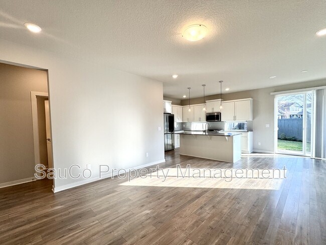 Building Photo - 6648 SE Genrosa St