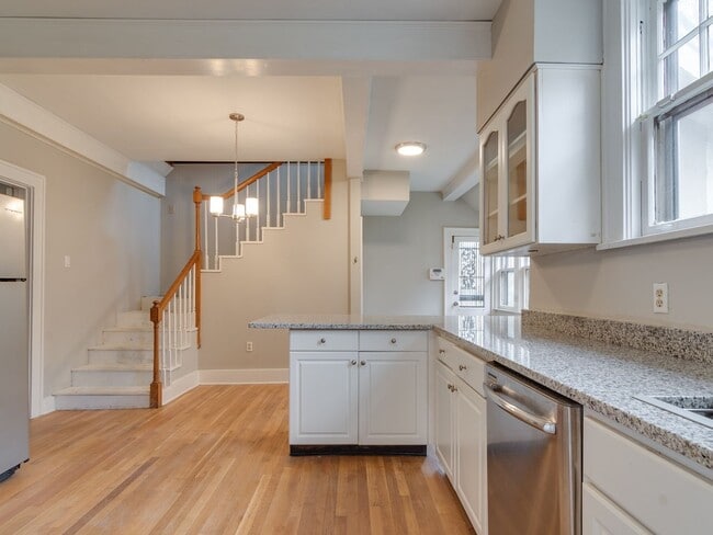 Building Photo - Charming 3BR/1B Conveniently Located Near Rhodes College!