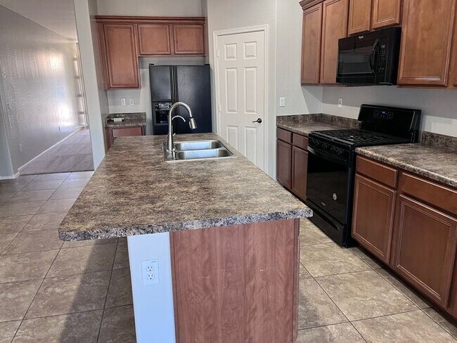 Building Photo - 5 bed 3 bath 3 car garage in San Tan Valley