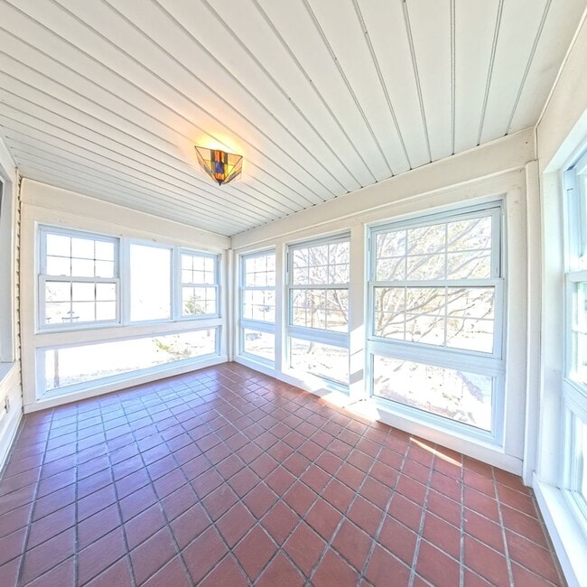 Building Photo - 3 Bedroom 3 Bathroom Home in Des Moines