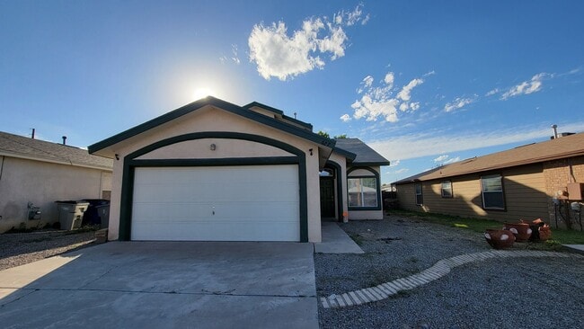 Building Photo - Cozy 3 bedroom 2 bath home in West El Paso!