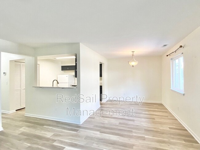 Building Photo - 839 Little Bay Ave