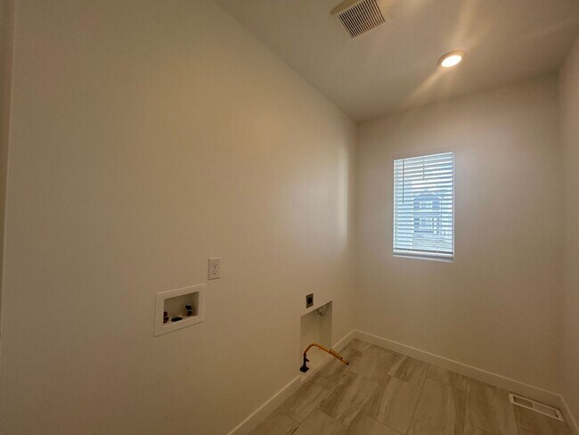 Building Photo - 3 Bedroom 2 Bathroom -Upstairs Apartment-Saddlebrook Dr. Santaquin