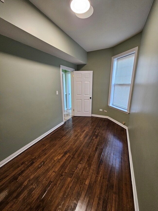 Building Photo - 639 N St Louis Ave