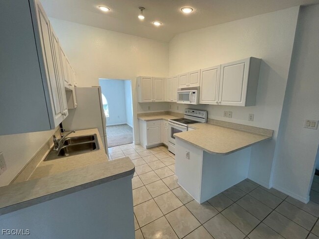 Building Photo - 1601 Flora Ave S