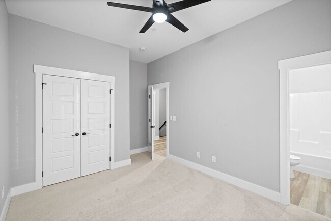 Building Photo - Gorgeous 3 Story 4 Bedroom Pet Friendly Home For Rent!