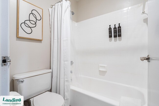 Building Photo - 1000 Palm Pl Dr NE