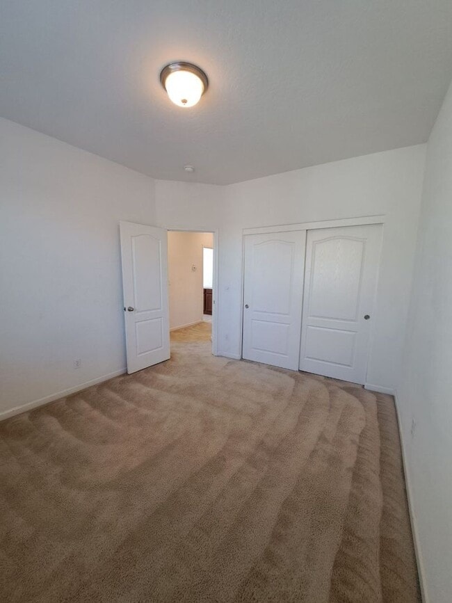 Building Photo - Beautiful 4 Bedroom Home Near Island Water...