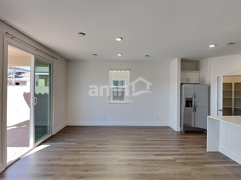 Building Photo - 5863 Vaes Dothrak St