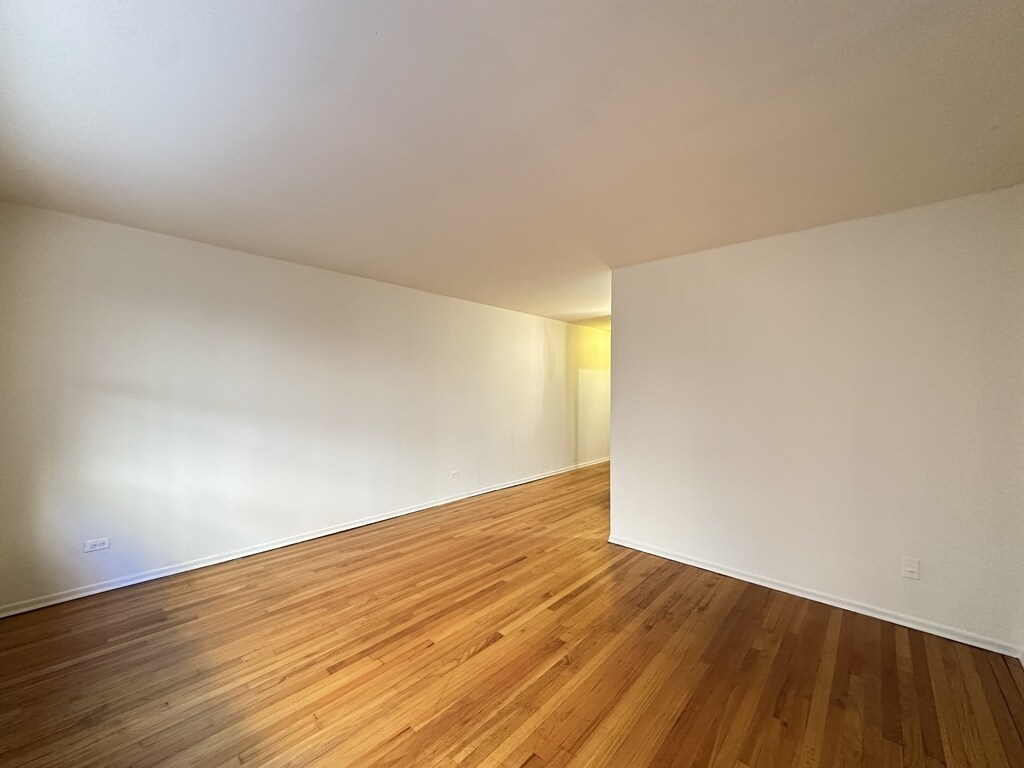 Building Photo - 665 W Wrightwood Ave