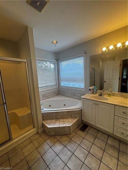 Building Photo - 505 Willow Dr