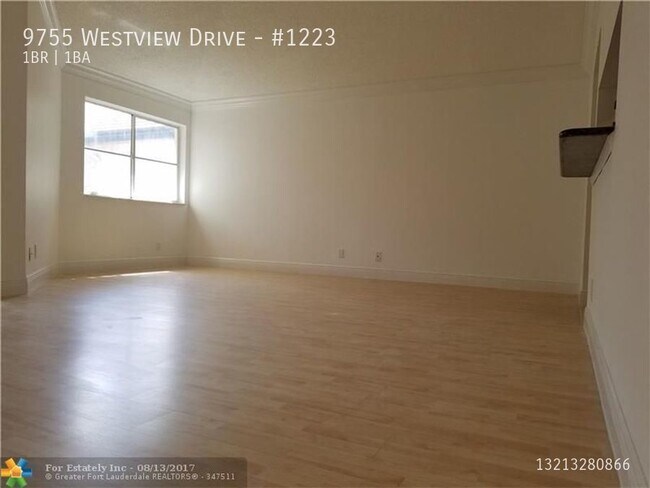 Building Photo - 9755 Westview Dr