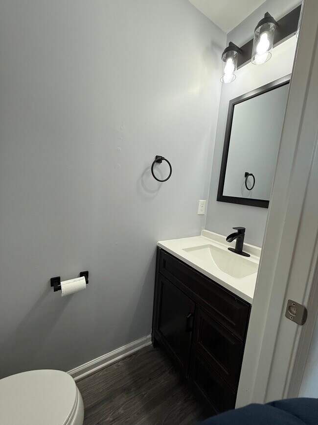 Building Photo - 704 Braeswood St