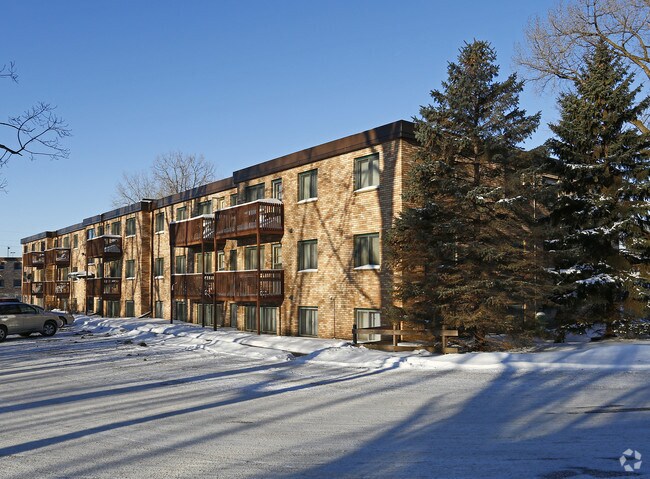 Primary Photo - Macalaster Manor