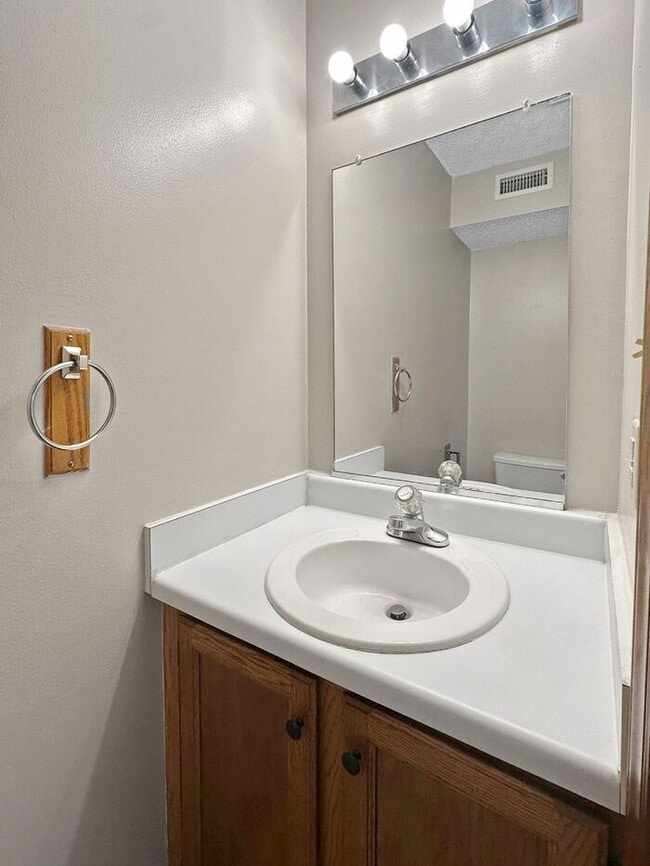 Building Photo - 2BD/1.5BA Unit at Pinecrest Apartments in ...