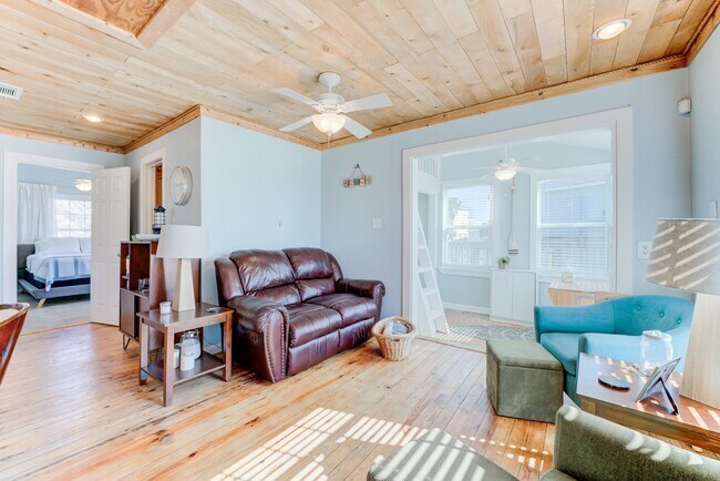 Building Photo - 4211 Surf Dr