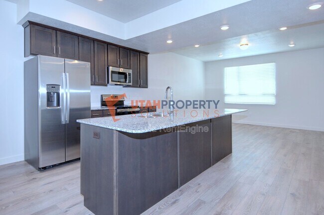 Building Photo - 974 W 500 S