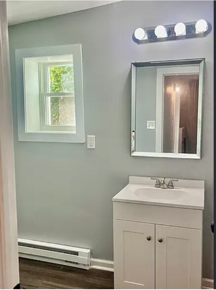 Building Photo - 820 W 7th St