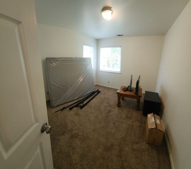 Building Photo - 6 bed 3 bath Spacious home near Cal Poly