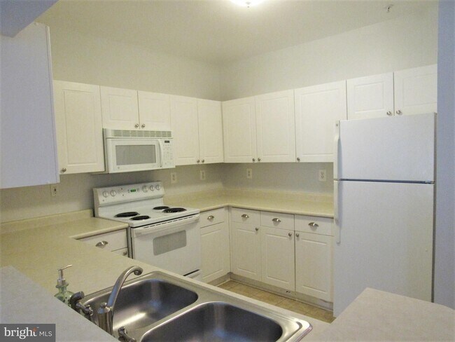 Building Photo - Gorgeous condo in a great location!