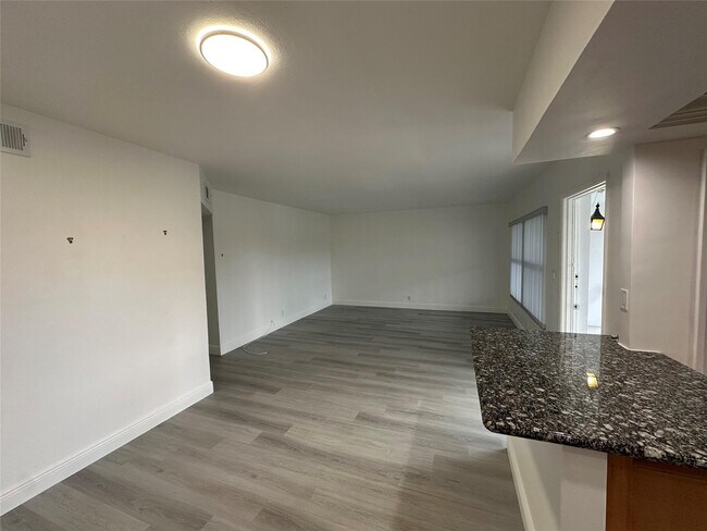 Building Photo - 651 Pine Dr