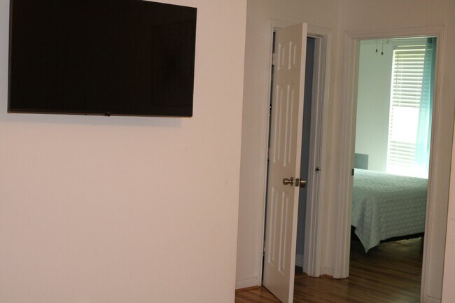 Building Photo - "Charming Furnished 2-Bedroom Home in Colu...
