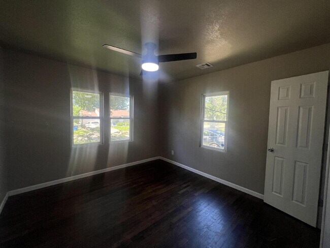 Building Photo - 4 Bedroom/2 Bathroom with 2 Living Rooms!