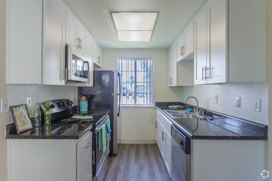 2BR, @BA - 1000 SF - Cirby Oaks Apartments
