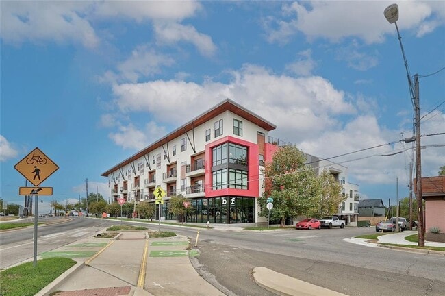 Building Photo - 2213 Poquito St