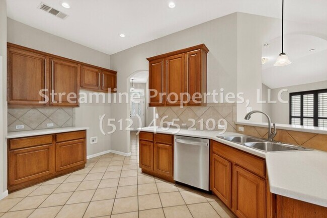 Building Photo - Spacious 4 Bedroom, 2 Bath - Open Layout!