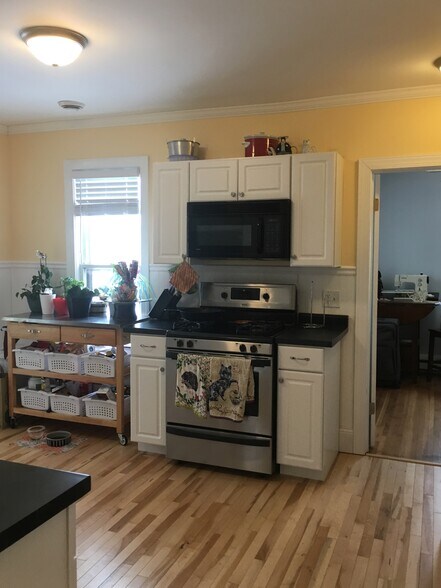 Newly remodeled kitchen. Doorway to the right is to back bedroom. - 1320 Jefferson St NE