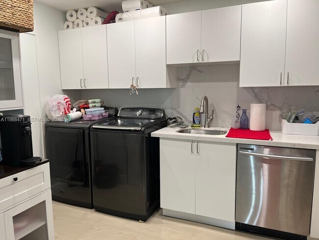 Building Photo - 301 N Pine Island Rd