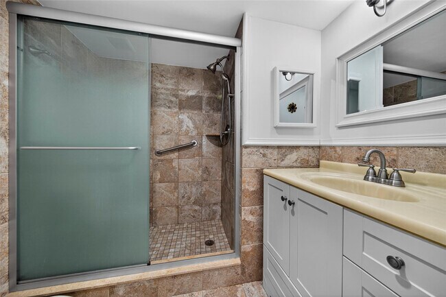 Building Photo - 700 SE 2nd Ave