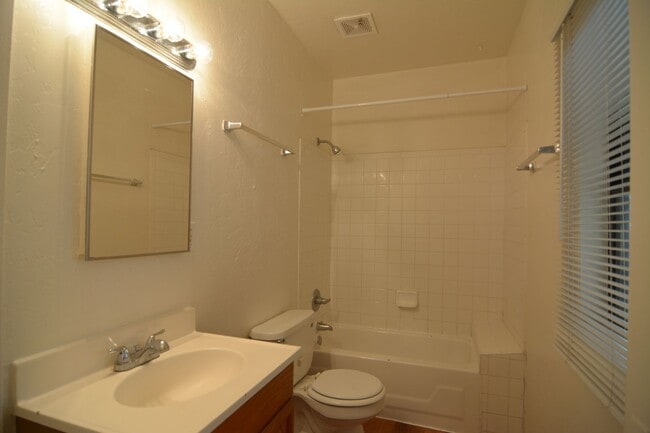 Building Photo - Charming 1 Bedroom 1 Bath! Central Tucson Location! Minutes from the UofA!