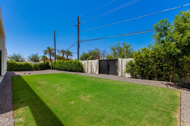 Building Photo - 4002 E Avalon Dr