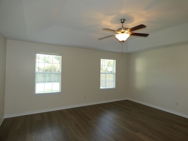 Building Photo - Spacious 4 Bed/3 Bath - Tanglewood