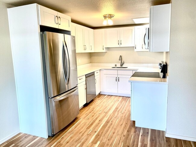 Building Photo - Amazing large 2-bedroom 1 bathroom Apartme...