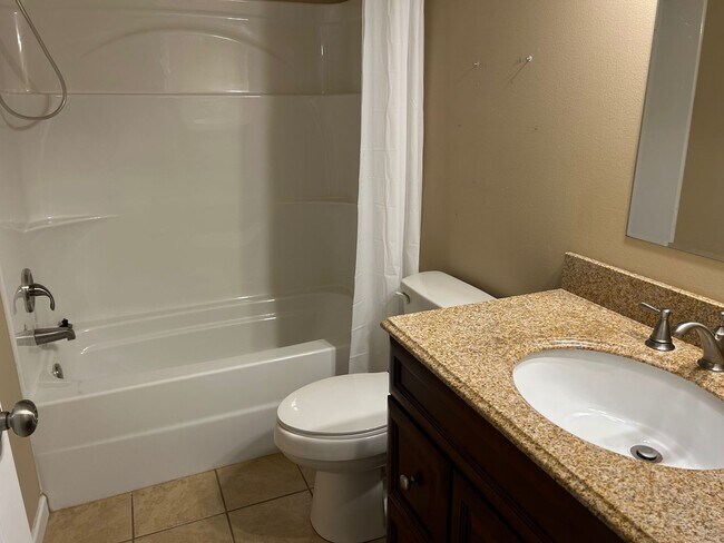 Building Photo - 3 Bedroom/2.5 Bath Home Kingsport, TN