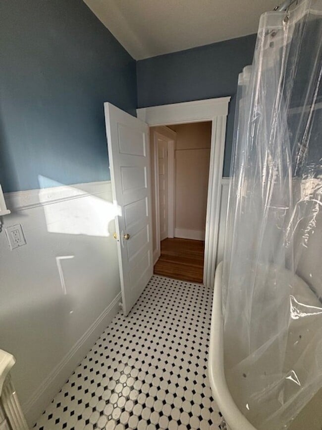 Building Photo - Beautiful Top-Floor 1Bd/1Ba Apartment with City Park Views