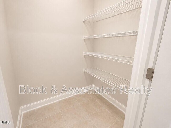 Building Photo - 118 Faxton Wy