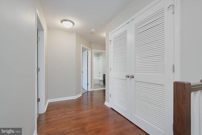 Building Photo - 412 Woodcrest Dr SE