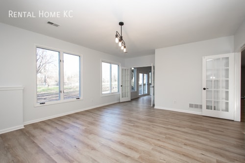 Building Photo - Large 1.5 Story luxury home on 2.5 acres  ...