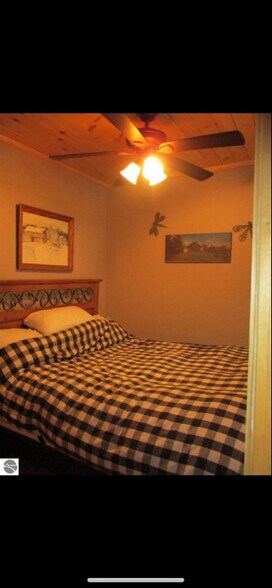 Building Photo - 1038 Wintergreen St