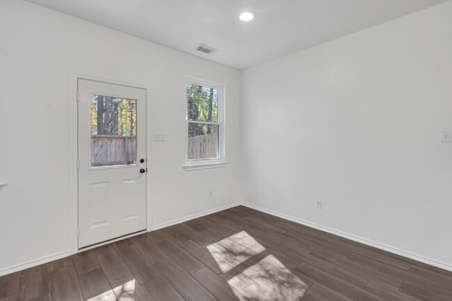 Building Photo - 209 Summerhaze Cir