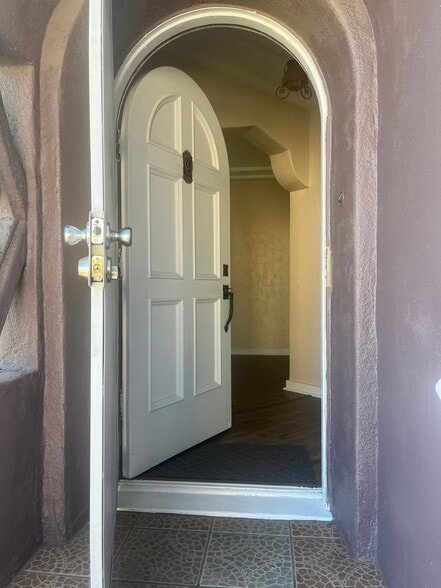 Building Photo - 2500 S Bronson Ave