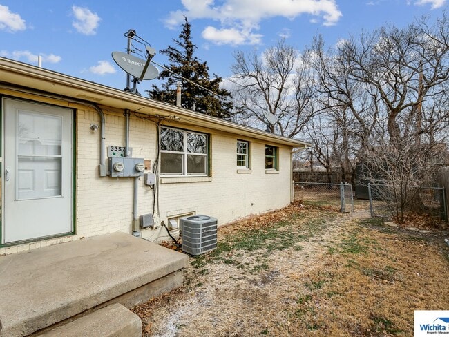 Building Photo - 2 bedroom duplex with bonus room