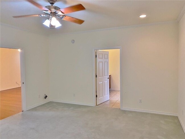 Building Photo - 4 Sullivan Ln